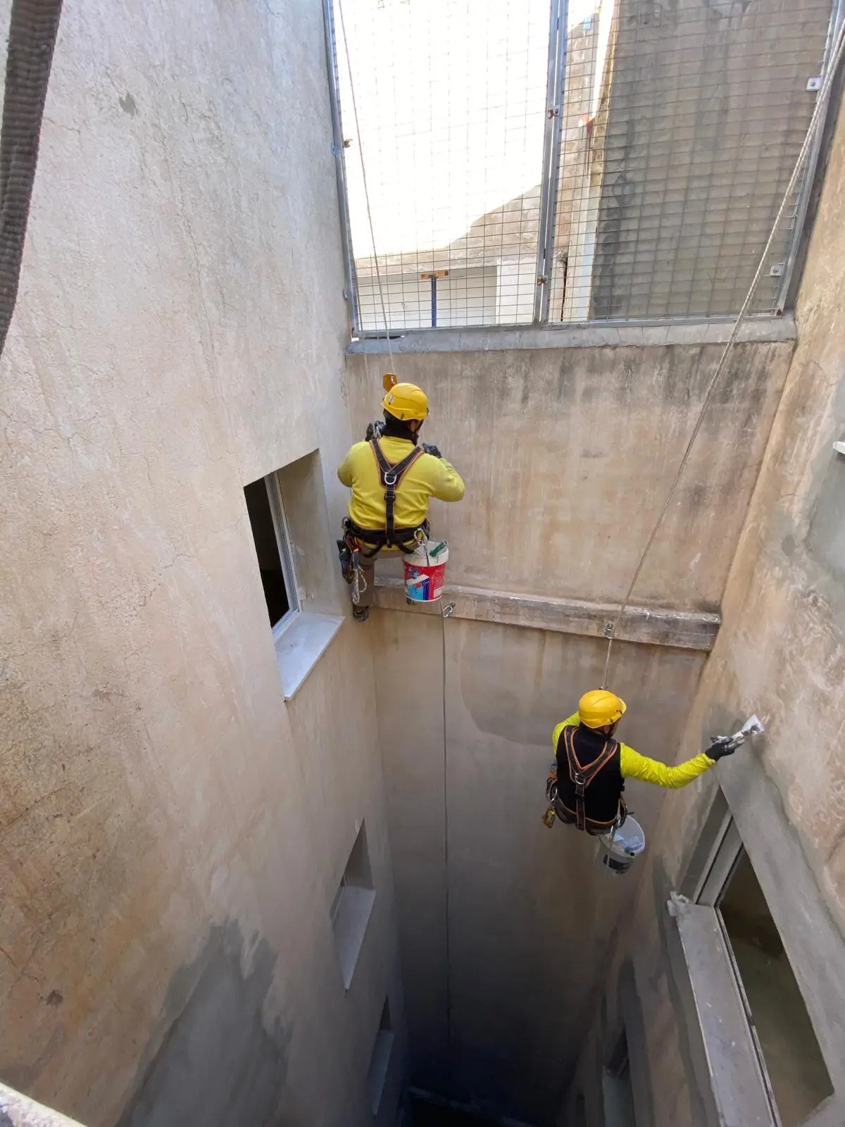 Limpieza de patios de luces y cristales en altura