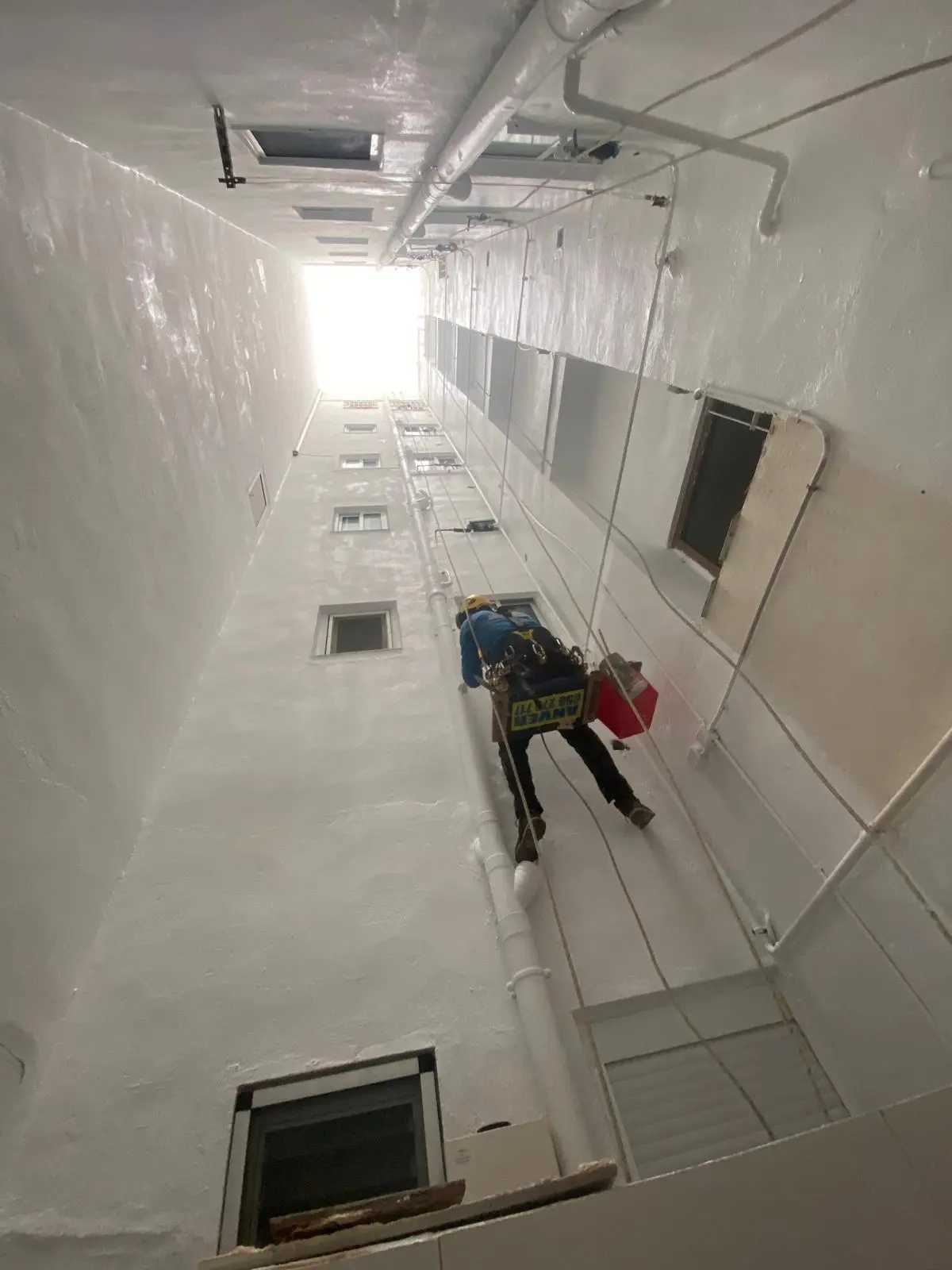 Limpieza profesional de patio de luces